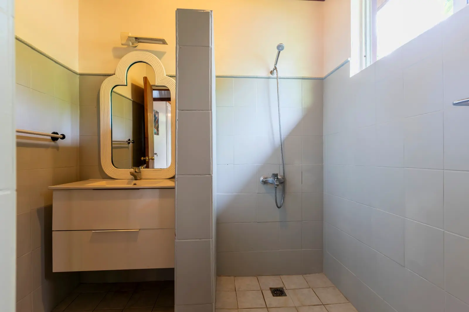 Salle de bain partagée : vasque, miroir blanc, douche à l'italienne